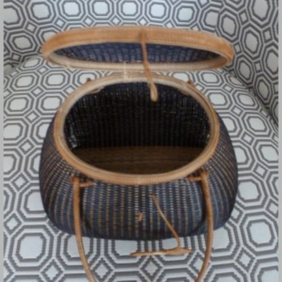 Black and Tan Woven Basket with Lid and Handles - Picture 4 of 4